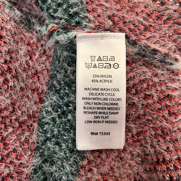 Shrinking violet fuzzy sweater size large - Picture 4 of 4